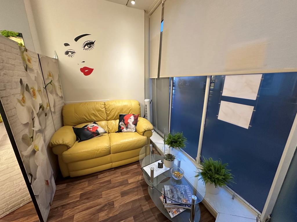 Lot: 77 - SHOP AND STUDIO FOR INVESTMENT WITH VACANT MAISONETTE - Commercial Unit